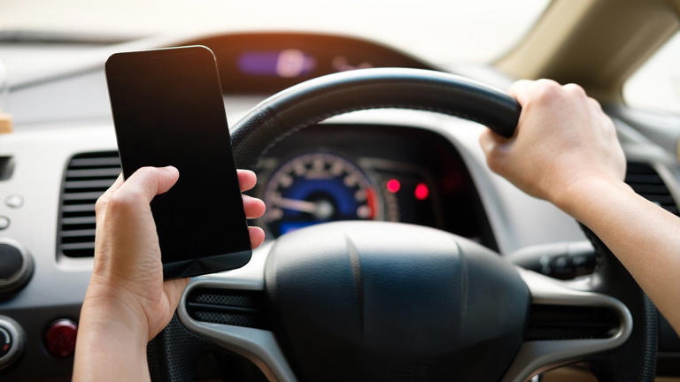 Pennsylvania drivers can now be fined for holding phones under hands ...