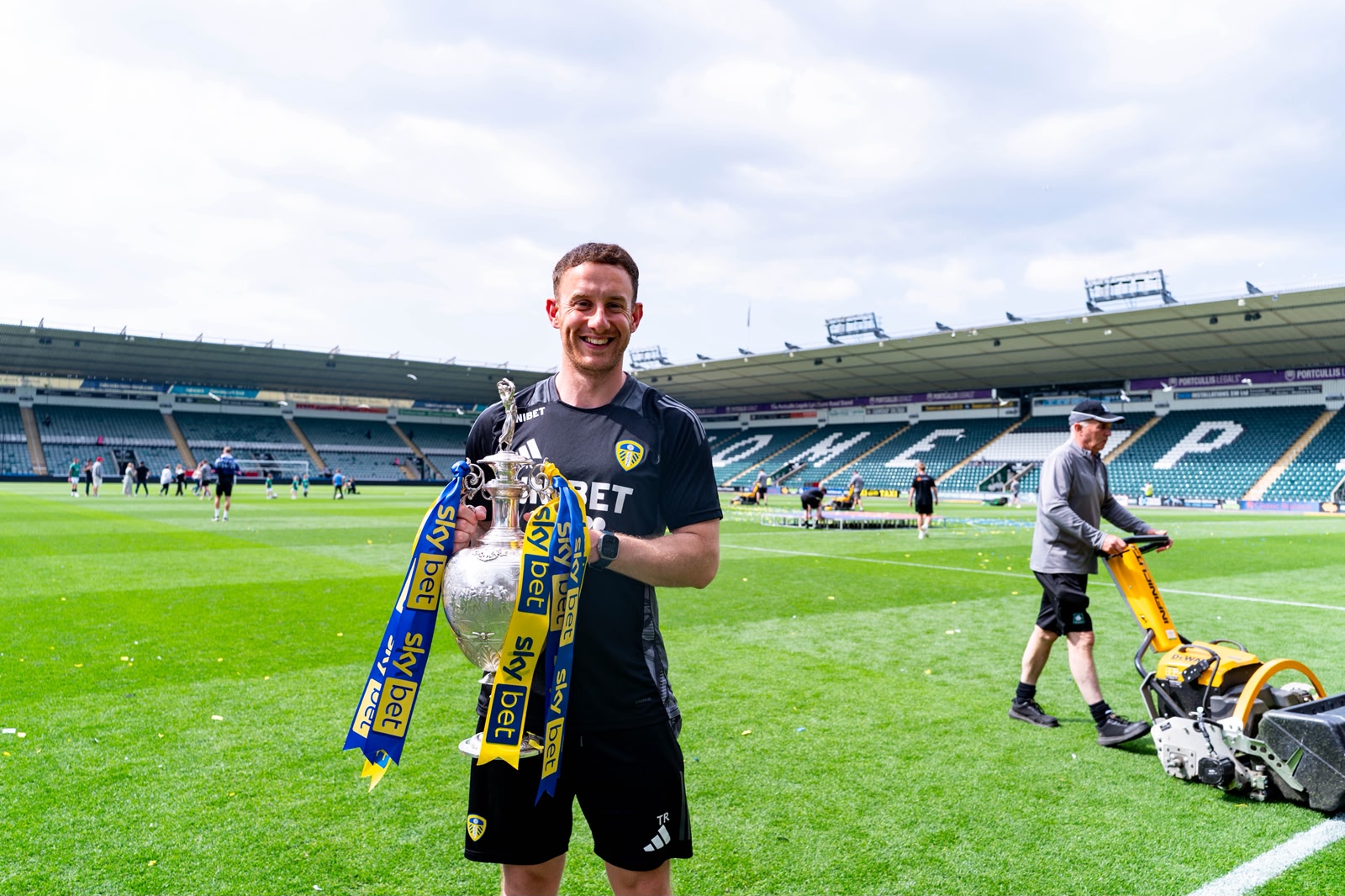 Departing Leeds United man's Bielsa and Farke love, unseen dressing ...
