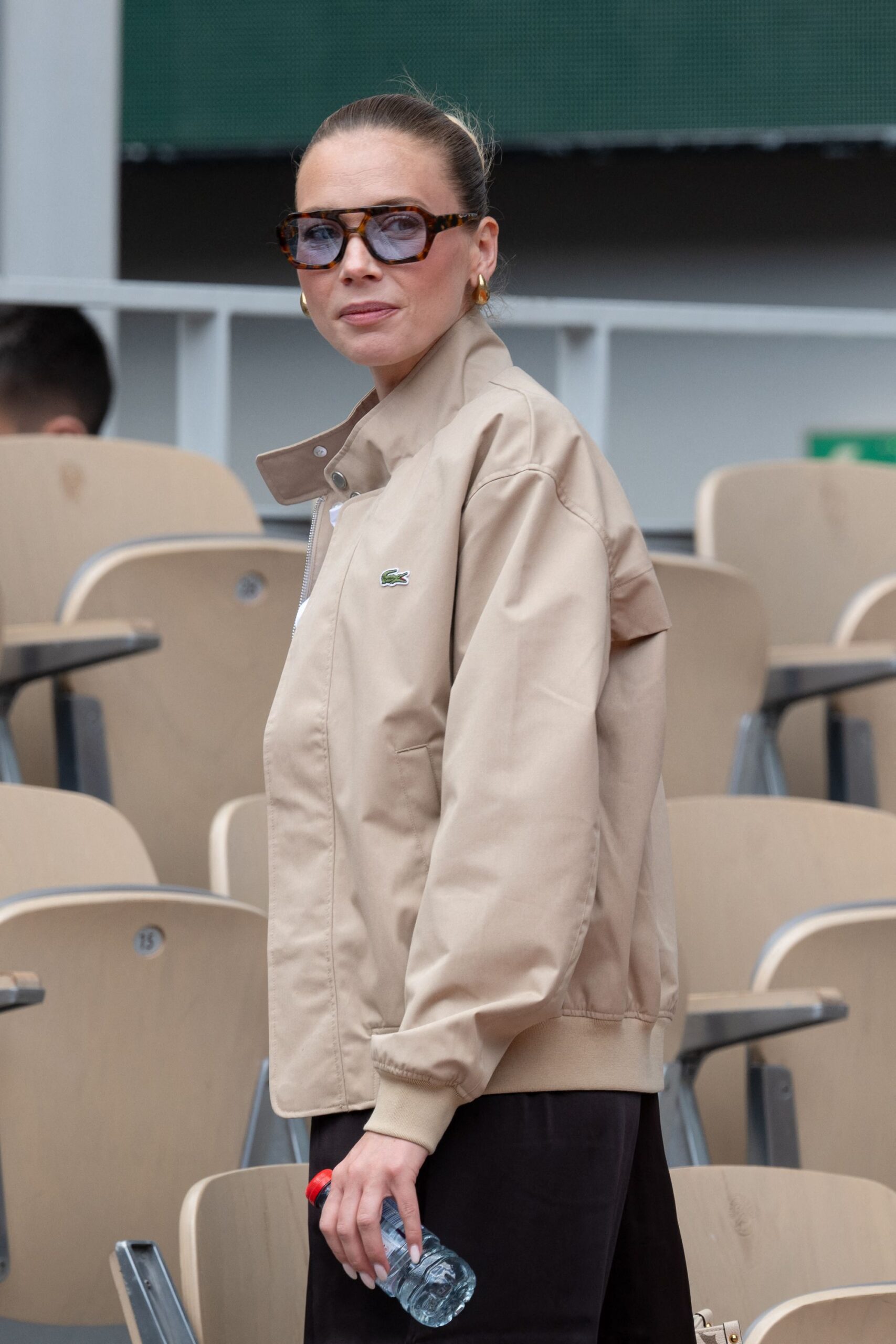 amandine-petit-porte-la-veste-parfaite-pour-rester-chic-sous-la-pluie