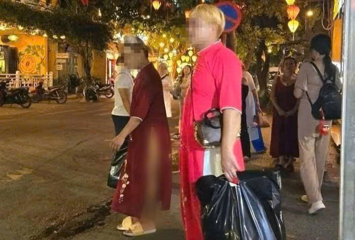 Hội An dự kiến biểu dương người nhắc nhở khách nước ngoài mặc áo dài phản cảm