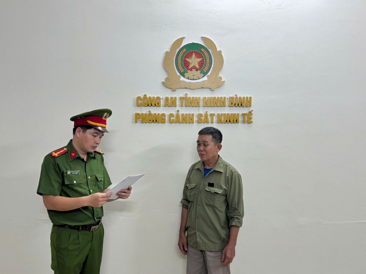 Khởi tố chủ phương tiện hút cát trái phép trên sông Đáy ở Ninh Bình