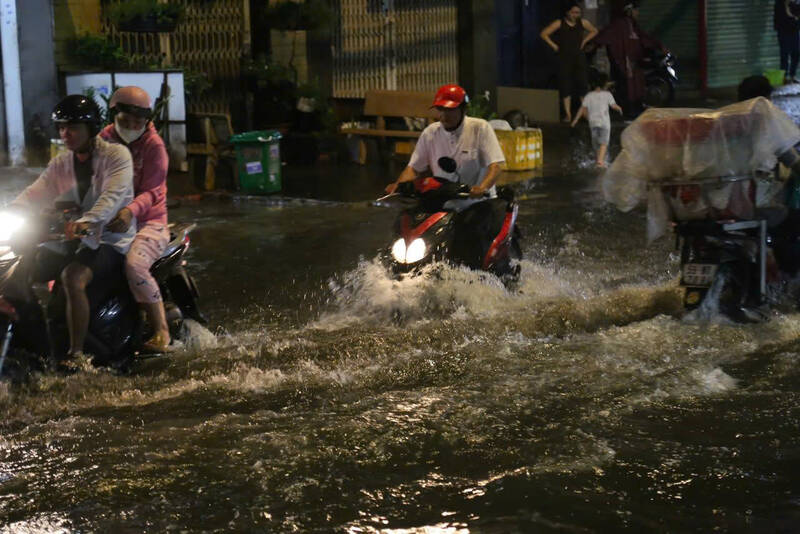 Dự báo Nam Bộ còn mưa lớn cục bộ vào chiều và tối