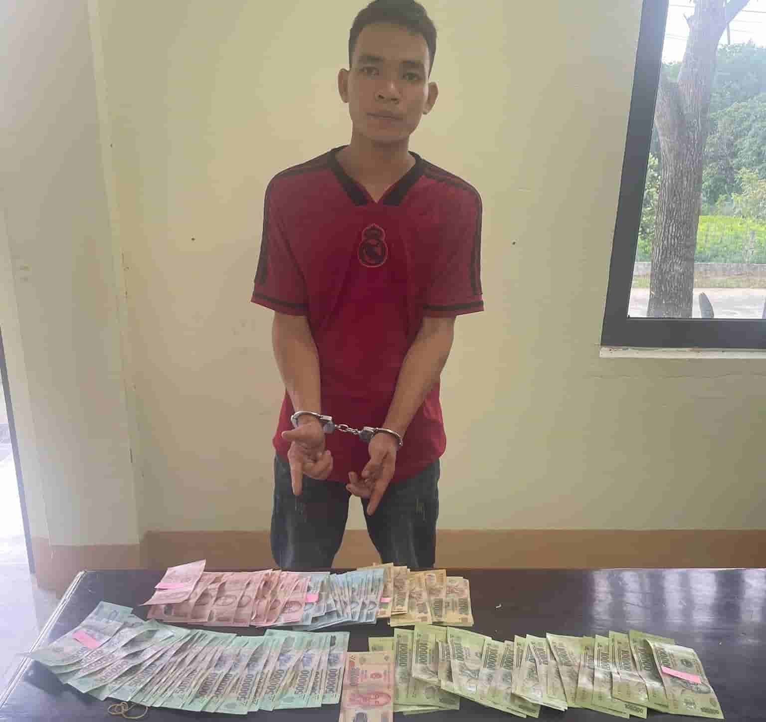 Bắt nam thanh niên trộm tiền của người dân rồi bỏ trốn