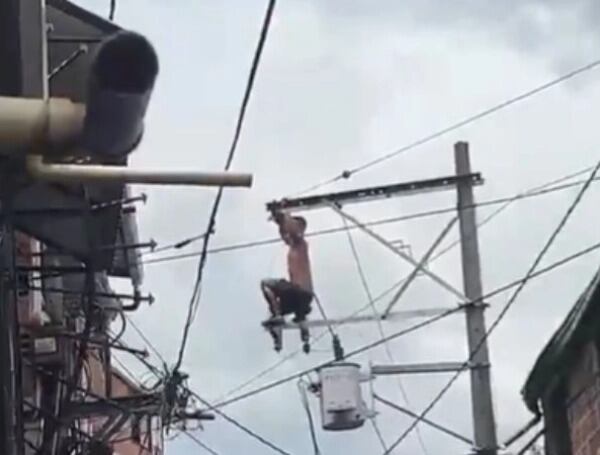 Un hombre que huía de la Policía murió tras subirse a un poste y ...