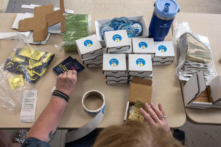 Planned Parenthood preps 5,000 safer-sex kits, with condoms, for KC ...