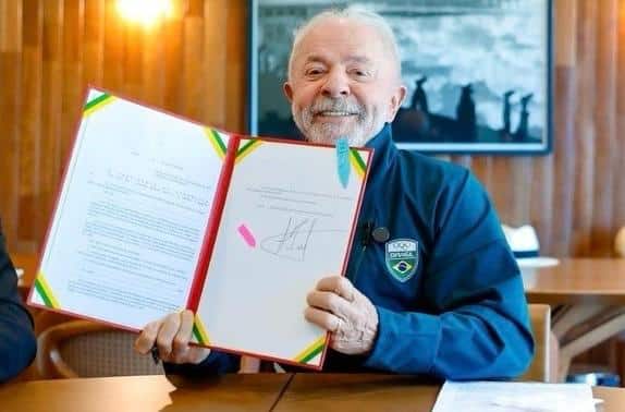 Vídeo: Lula sanciona sem vetos lei que moderniza CNH; saiba detalhes