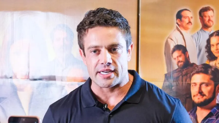 Vídeo: ator ex-Globo anuncia internação em clínica de reabilitação