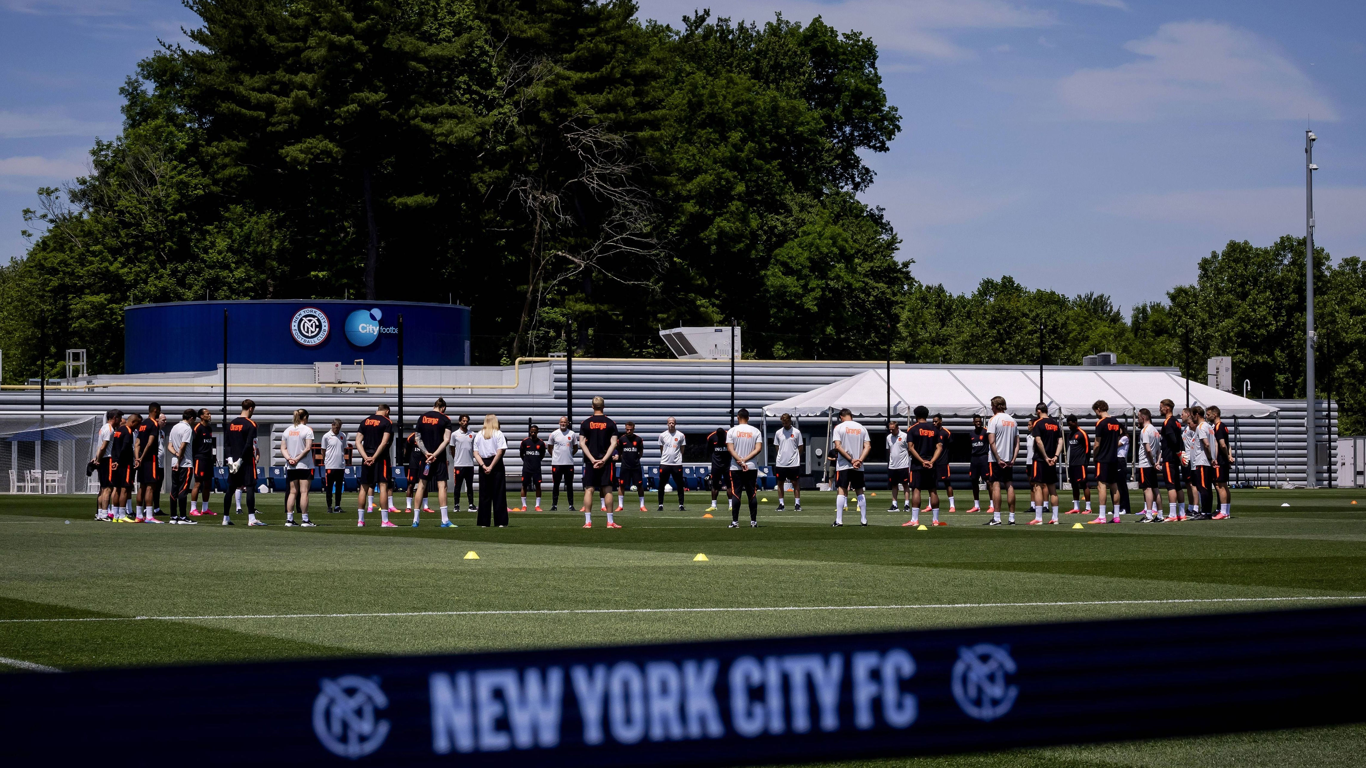 Nederlands elftal houdt minuut stilte voorafgaand aan eerste training in VS