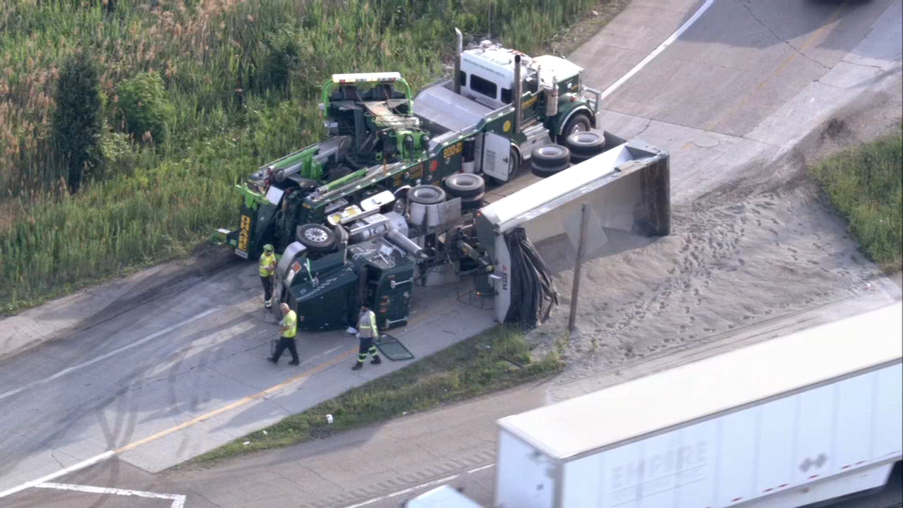 Dump truck rolls over, spills gravel onto ramp to Eisenhower Expressway