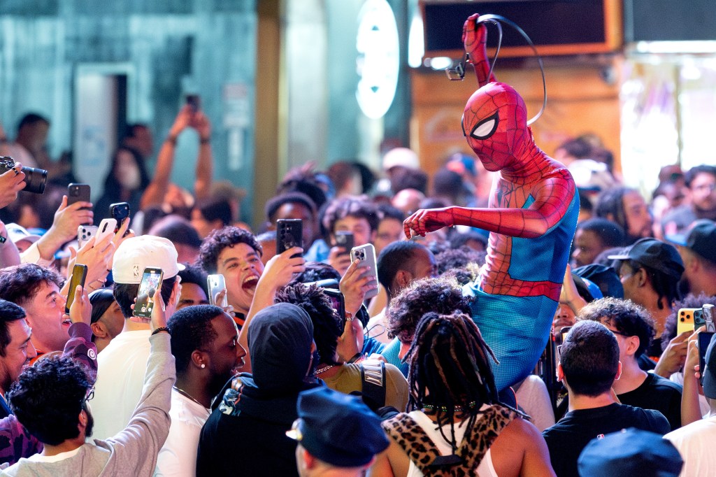 Knicks fans go bonkers in NYC after Game 2 Finals win, celebrate in ...