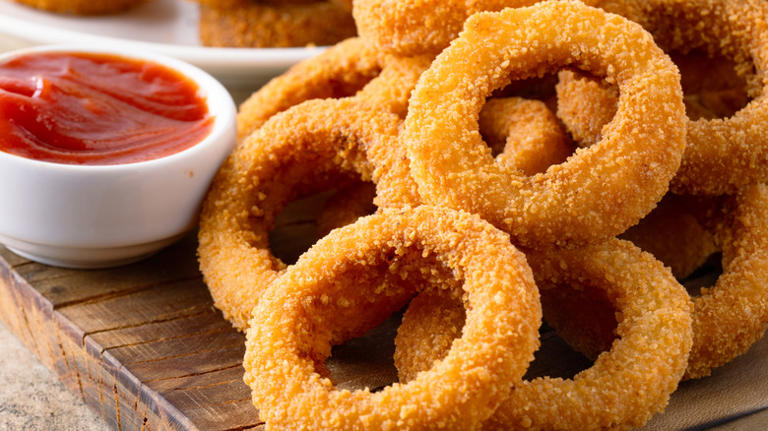 Customers say these are the 9 best fast food onion rings