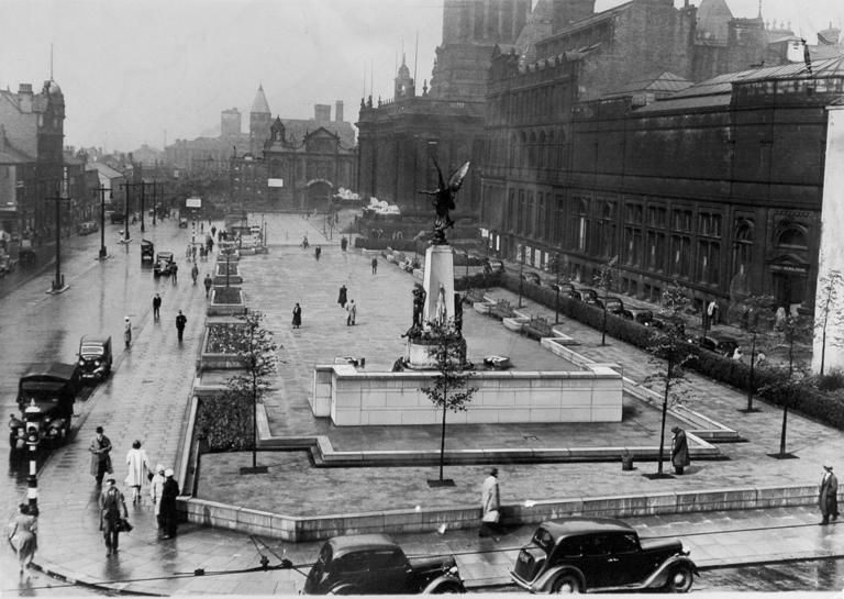 Fascinating photos take you down the Headrow in the 1930s