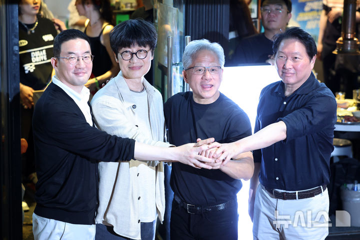 和気あいあいと「サムソ会合」楽しむNVIDIAジェンスン・フアンCEO