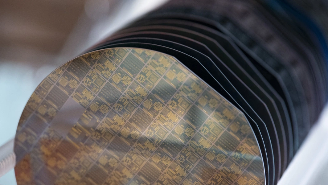 Silicon quantum chip sets record 99.9% two-qubit fidelity