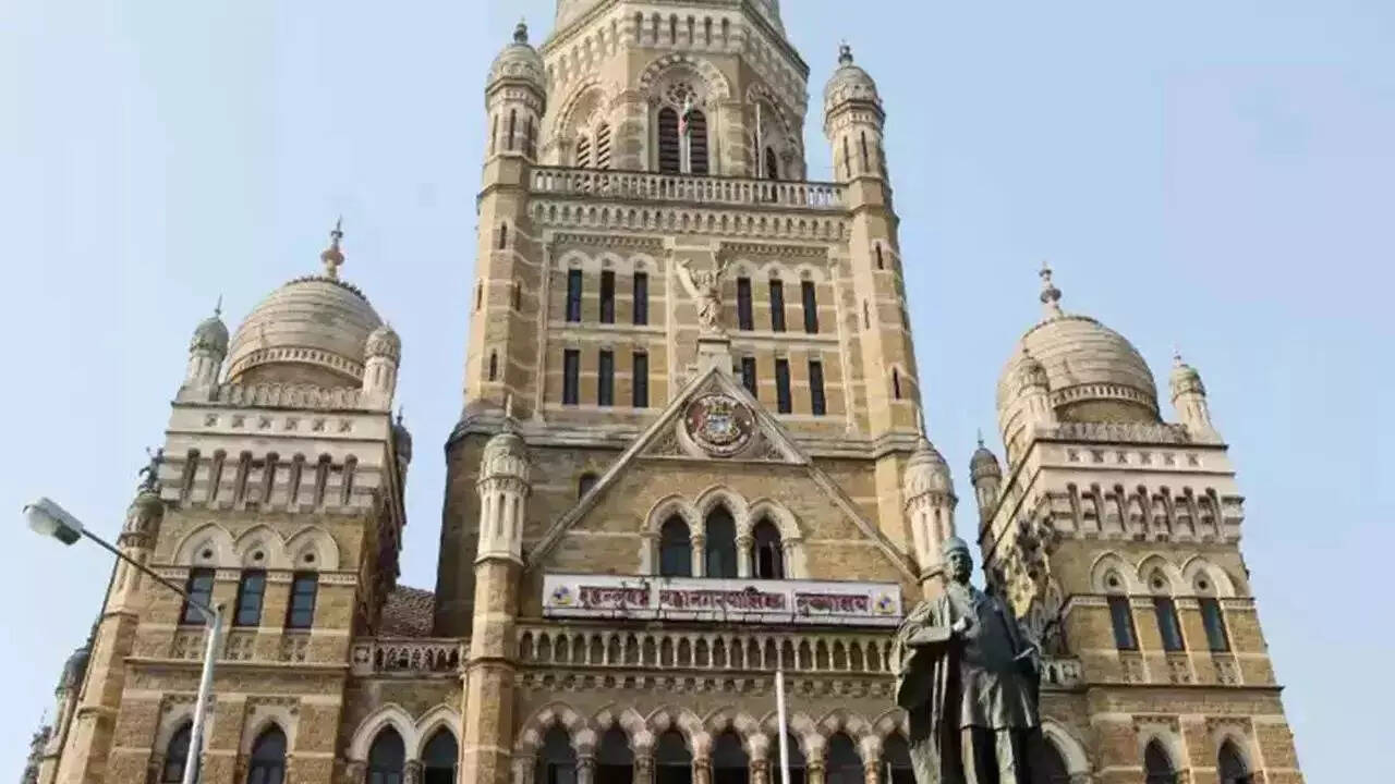 Traffic police, BMC to spruce up public parking lots; consider red-black kerbs outside to push use