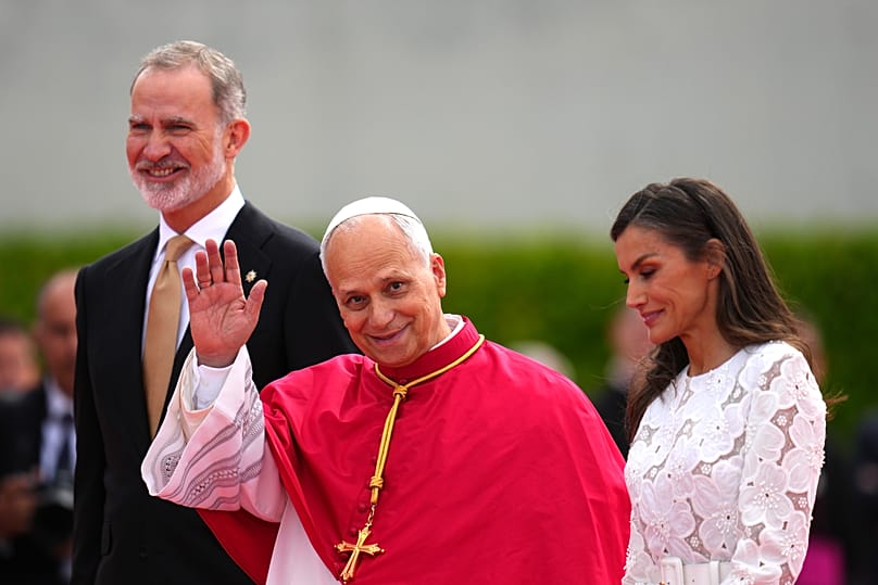 La llegada del papa León XIV a España en imágenes