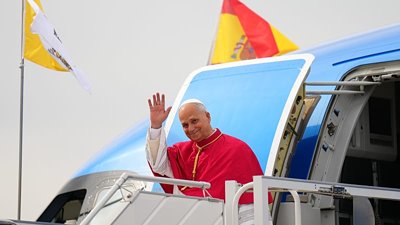 La llegada del papa León XIV a España en imágenes