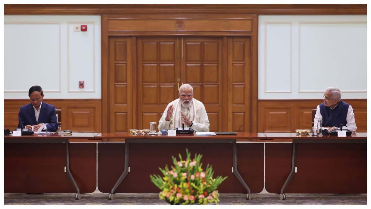 PM Modi brainstorms growth measures with Economic Advisory Council amidst global turmoil
