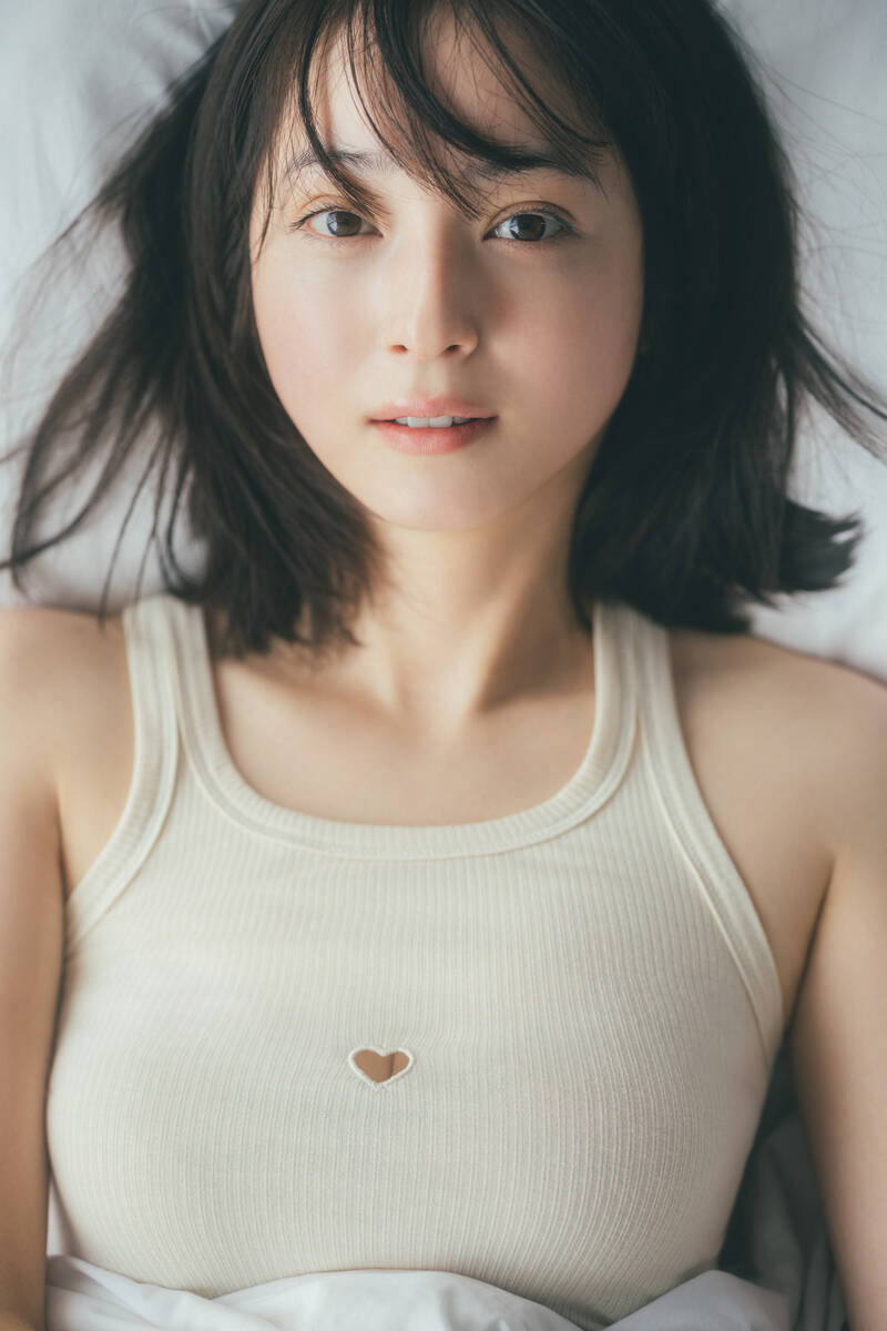 佐々木希、20年分の美しさを一枚に 未公開カットを“高級額装”で20枚