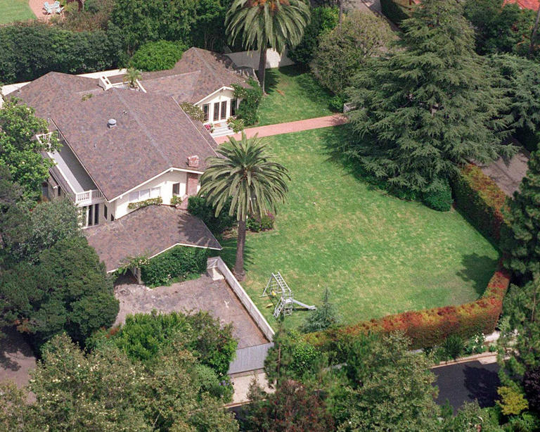 Meg Ryan's 90s privacy planting was a study in green seclusion (that ...
