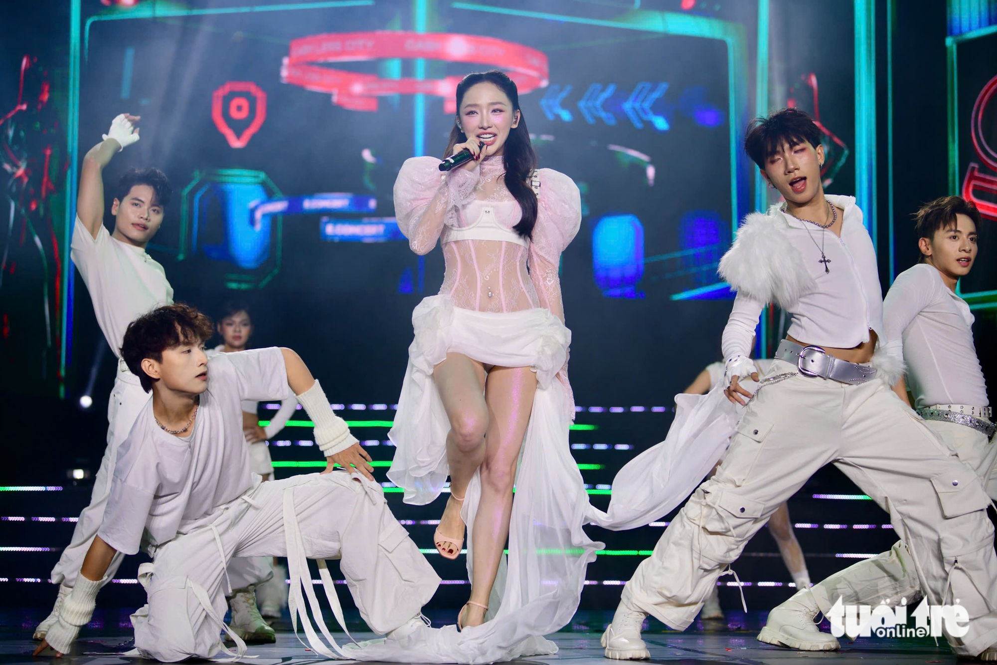 E-concert bùng nổ khi dàn sao không chỉ hát mà còn tặng quà