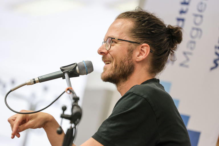 politik-aktivist-semsrott-in-magdeburg-bock-zu-k-mpfen