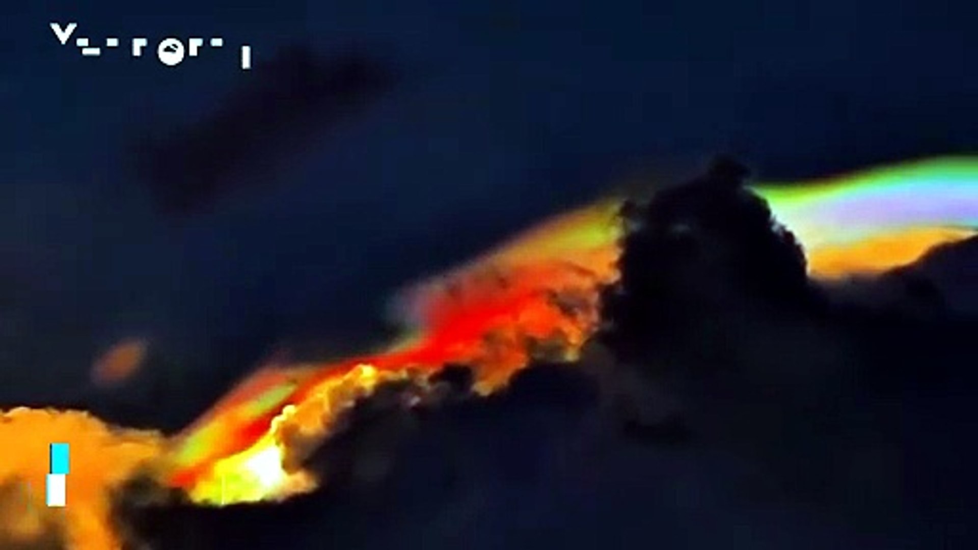 A spectacular iridescent cloud appeared in the skies over Pontianak ...
