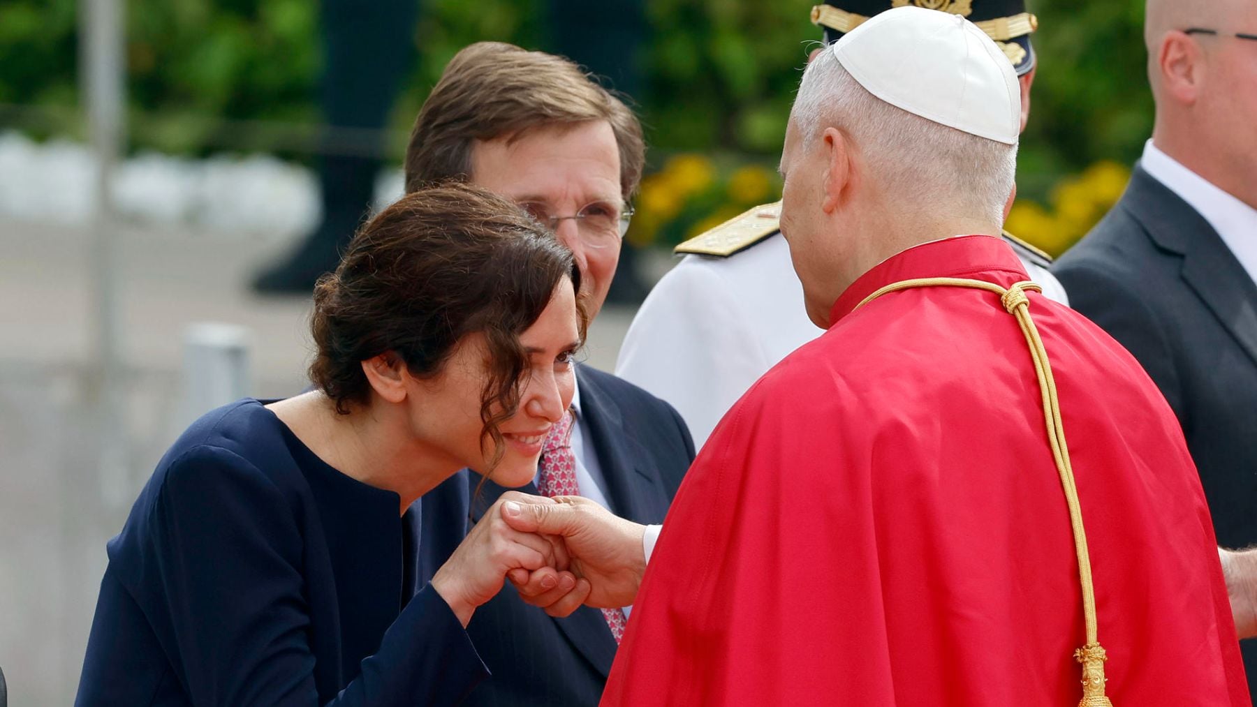 TVE evita mostrar el momento en el que el Papa saluda a Ayuso