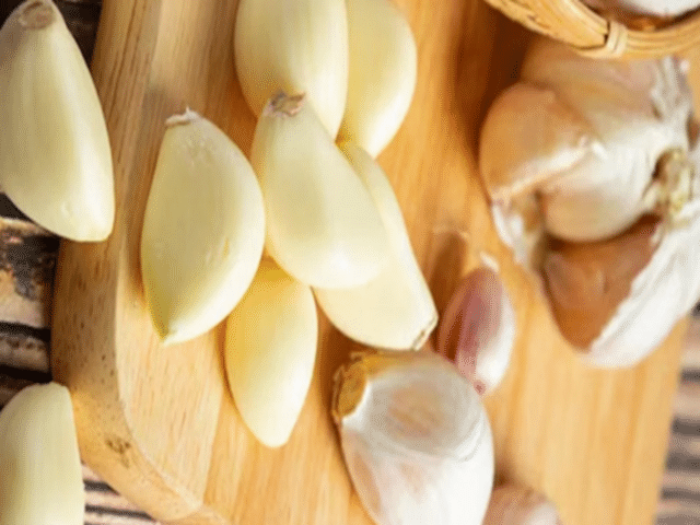 Cholesterol risk: Does eating garlic really control cholesterol? Know