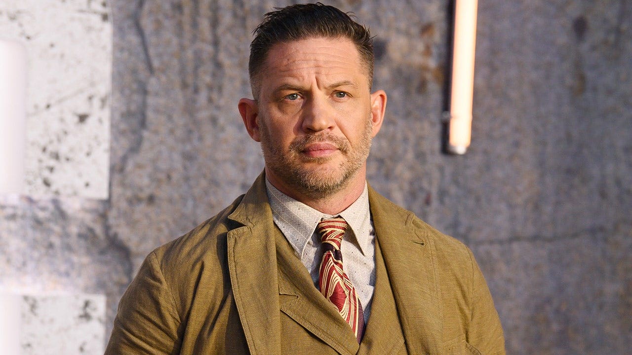 El drama de Tom Hardy en ‘Mobland’ encabeza la lista de los escándalos y peleas más notorios en los sets de rodaje de Hollywood.