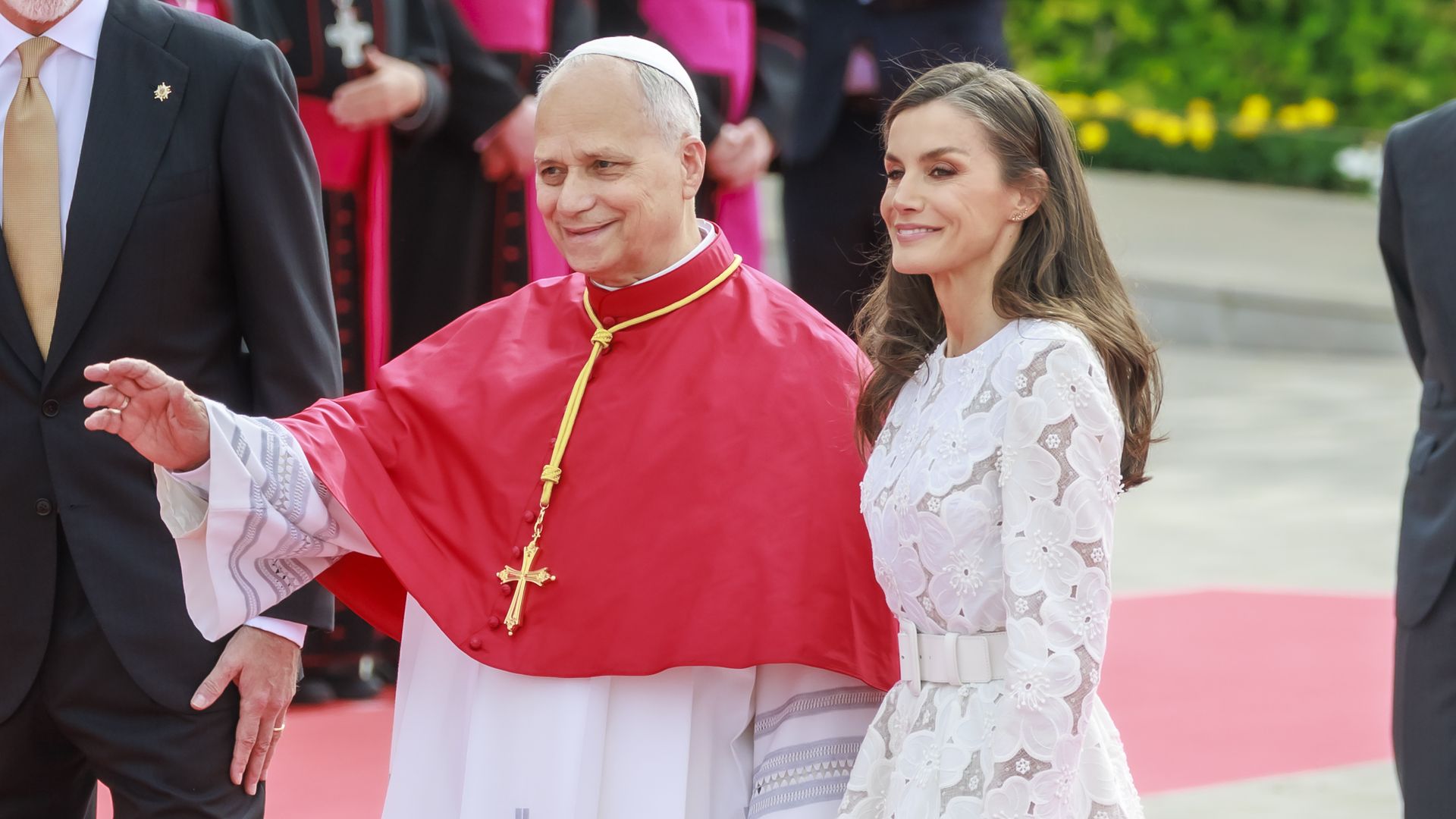 La comunicación no verbal de la reina Letizia ante el Papa, analizada por nuestro experto: "Conquista con su cercanía"