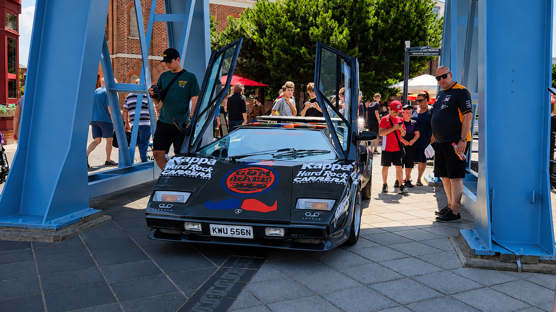 Trolling the crowd in a fake Lamborghini Countach