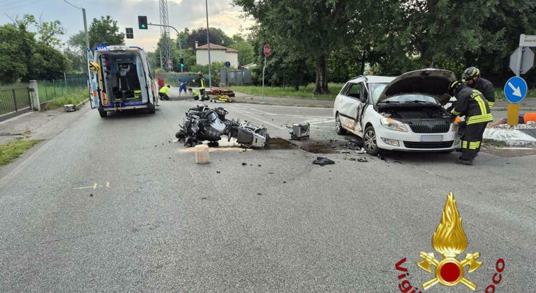 Incidente tra moto e auto: grave il centauro, strada chiusa