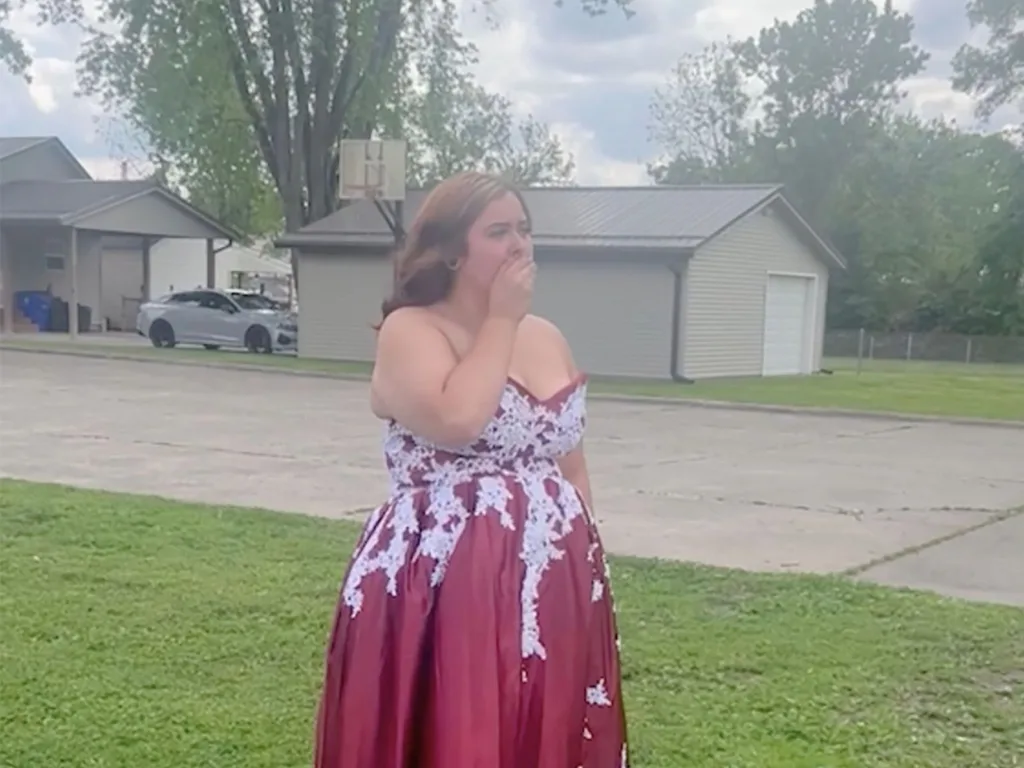 Teen gets emotional ride to prom in same truck her late father drove