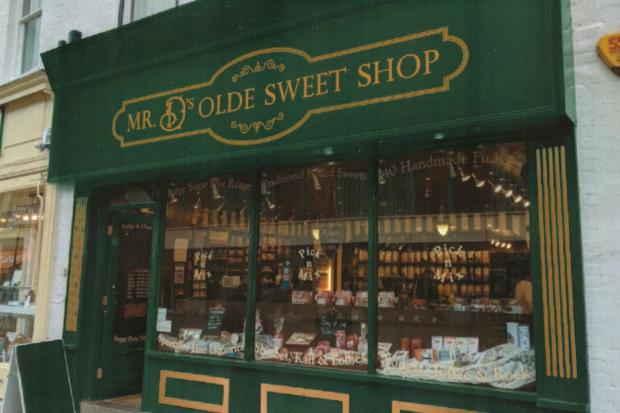 'Unbearable' temperatures forces city centre shop to close during heatwave