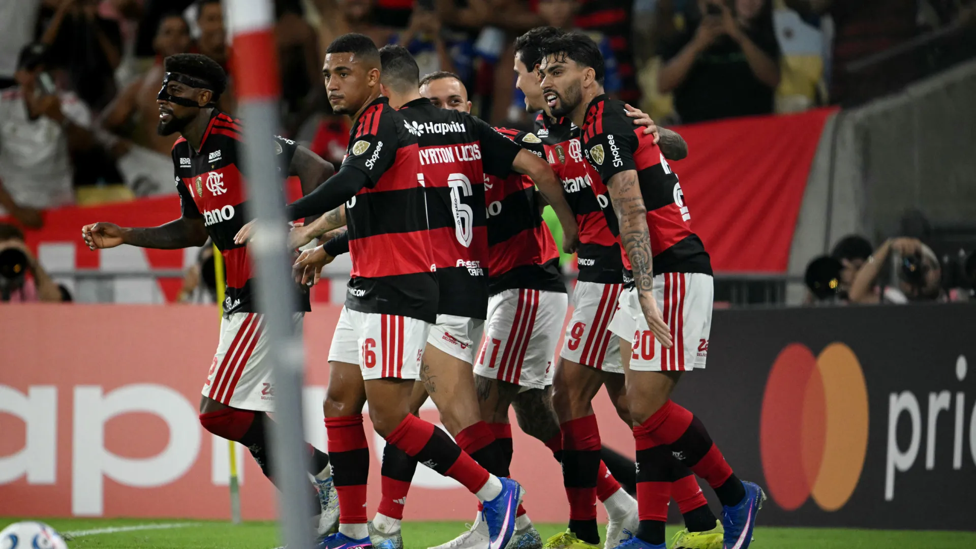 Rubro-negro confirmou liderança do grupo com vitória no Maracanã, enquanto o Mirassol caiu para a segunda colocação após derrota para o Lanús. Corinthians, Fluminense, Palmeiras e Cruzeiro ainda decidem futuro na competiçã