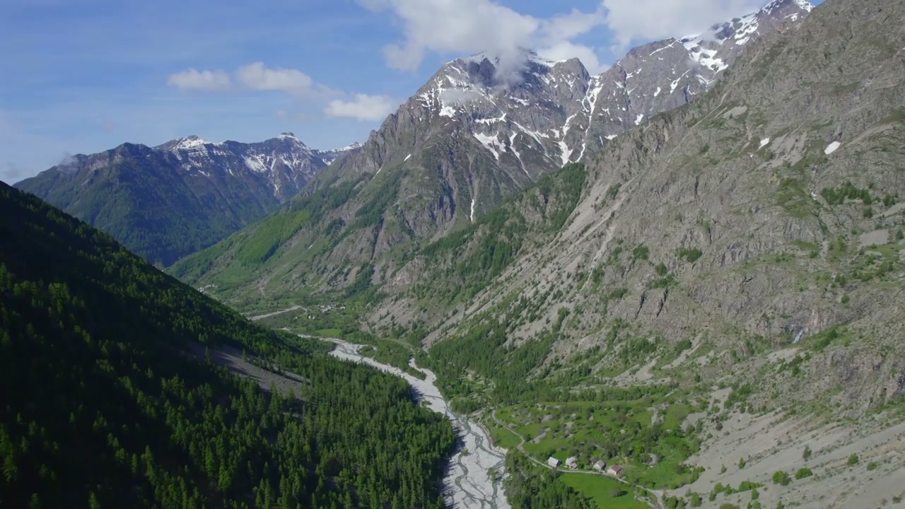 Parc National des Écrins, France: Drone discovers lakes and valleys