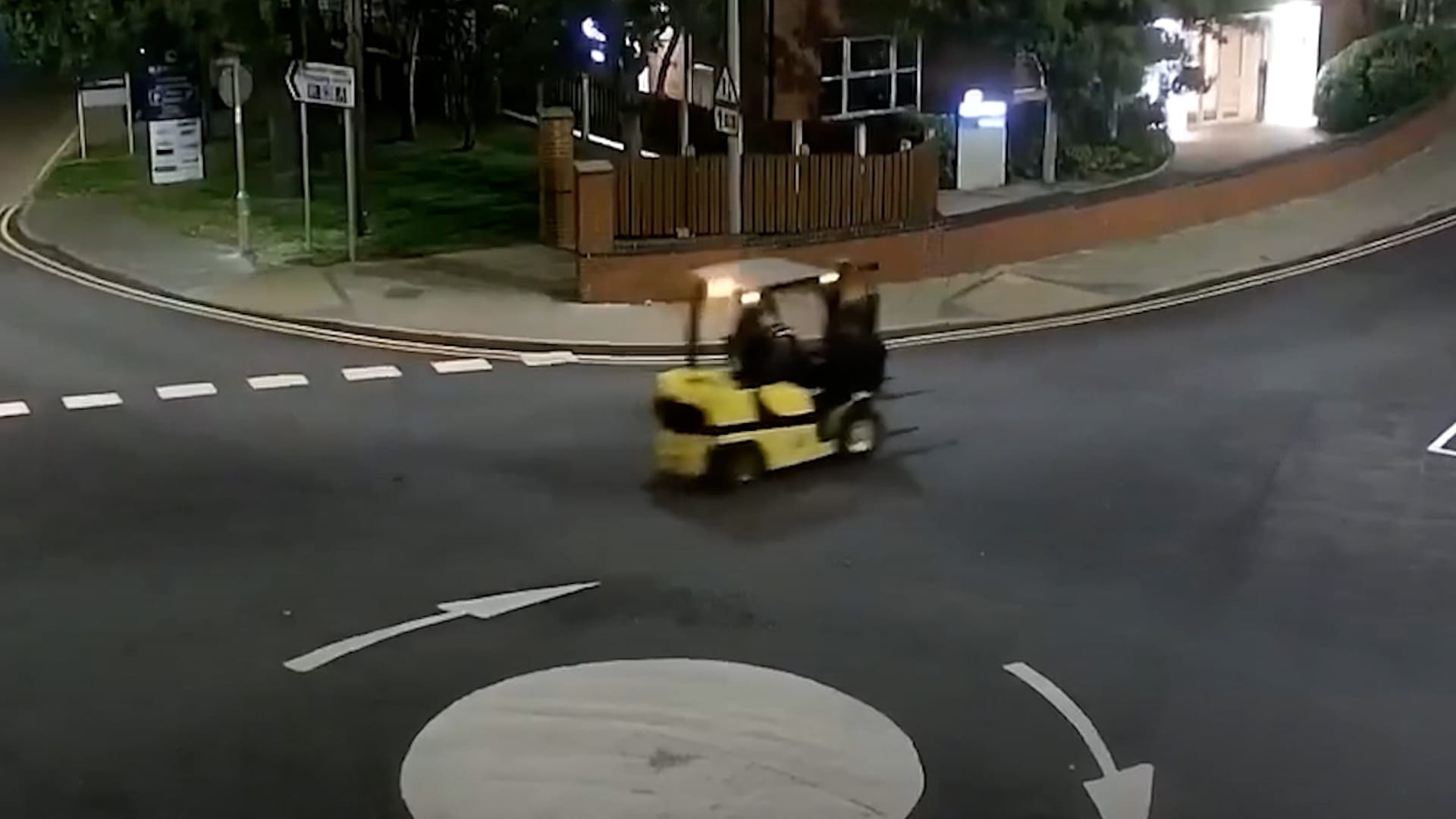 Betrunkener fährt mit einer Whiskeyflasche in der Hand auf einem ...