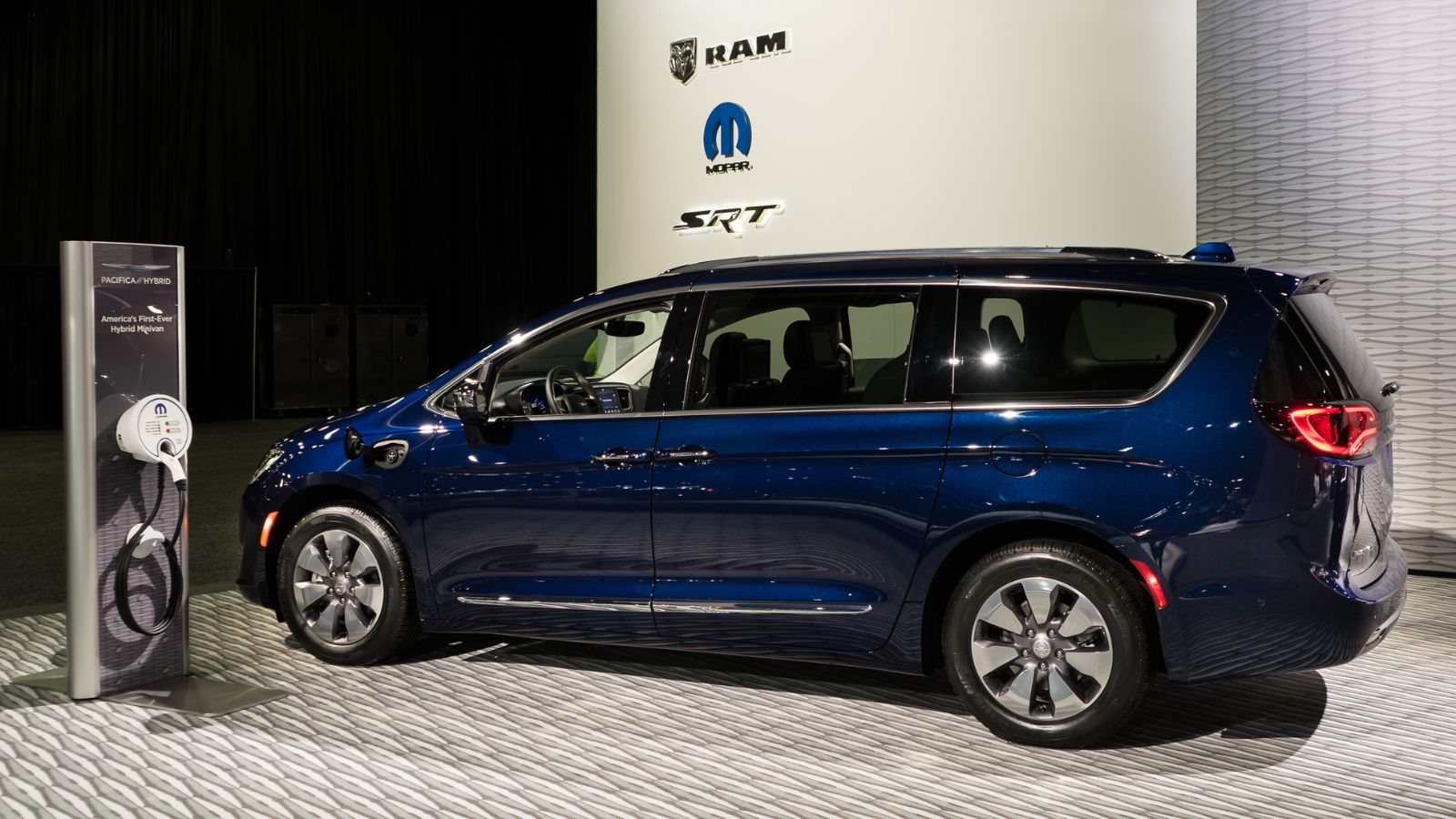 US sales of Windsor-built Chrysler Pacifica rise 6% as Stellantis Q3 ...