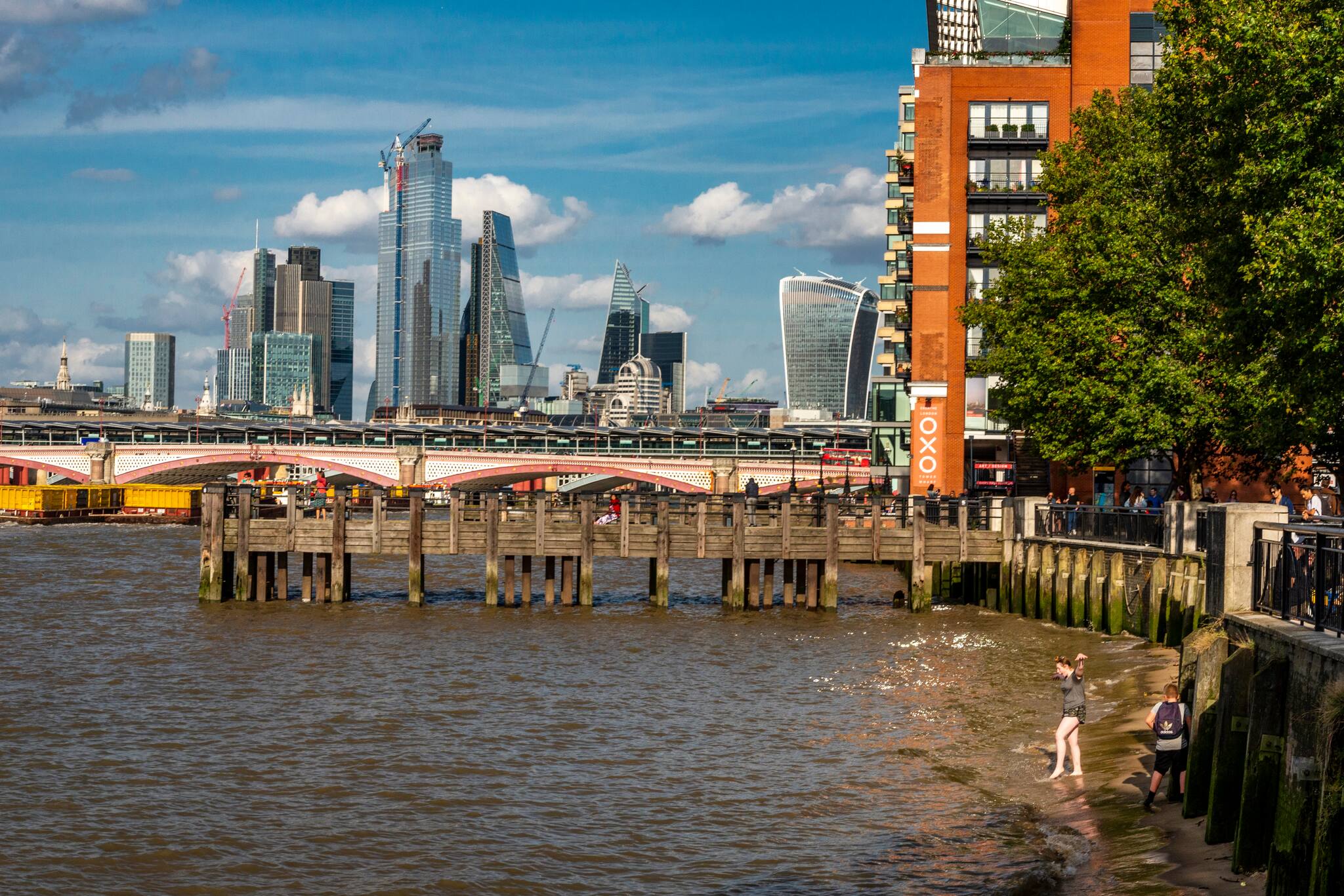 Die Londoner Themse hat jetzt ihren ersten offiziellen Badestrand