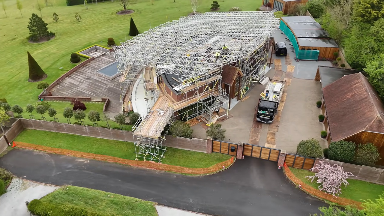 Managing massive temporary roof construction projects