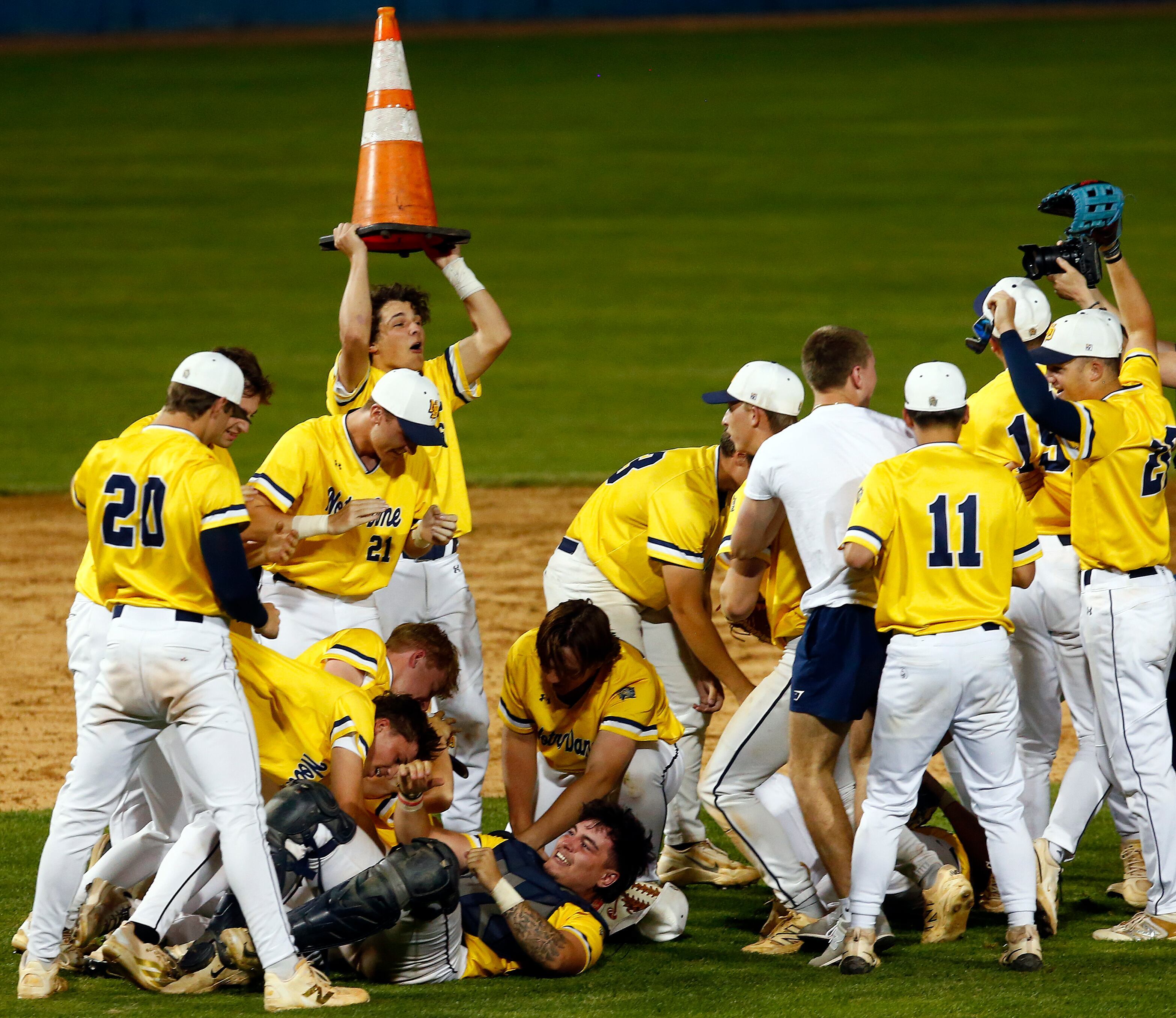 Notre Dame baseball makes 1st-inning, two-out flurry stand up to win ...