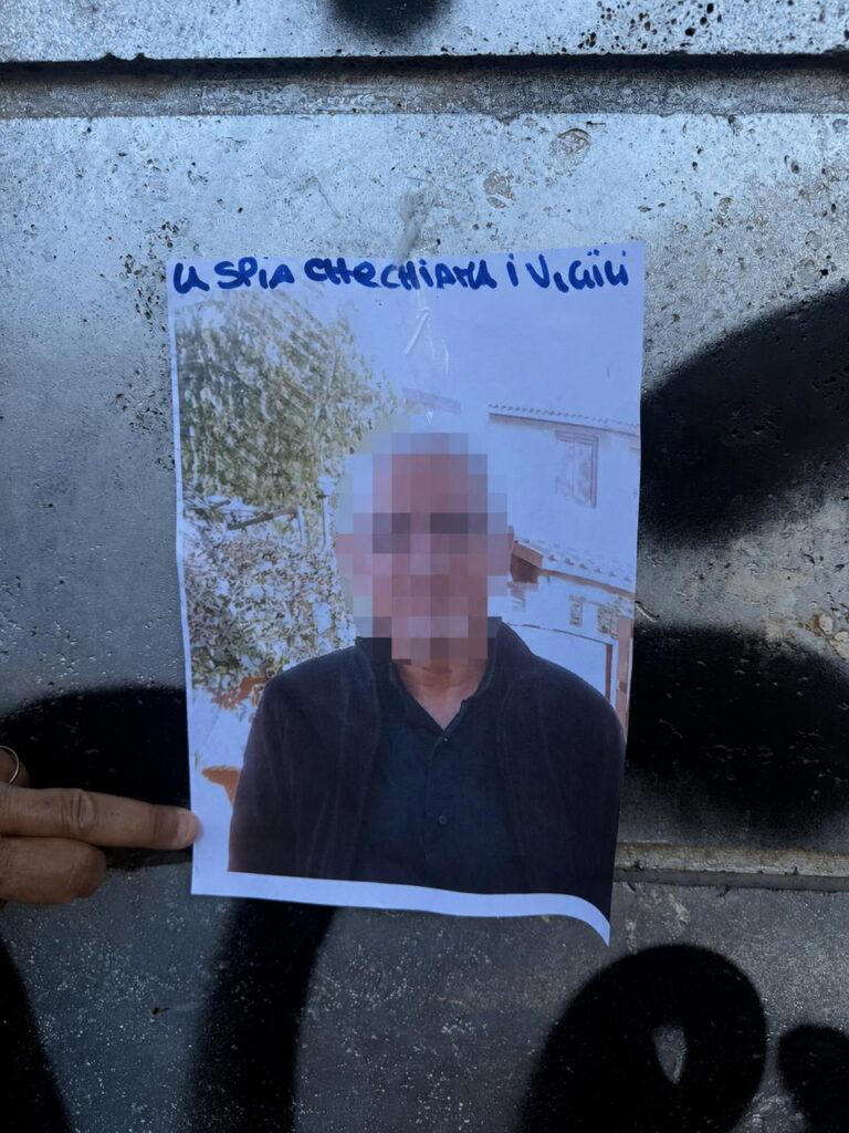 Fa rimuovere l’auto che blocca la moglie invalida: la vendetta della sosta selvaggia sui muri di Roma