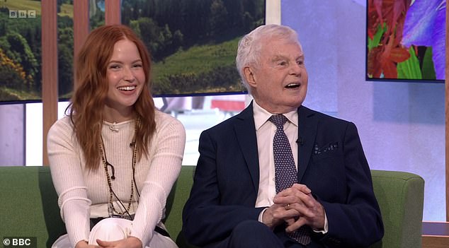 ellie-bamber-says-it-was-frightening-taking-on-kate-moss-role-after