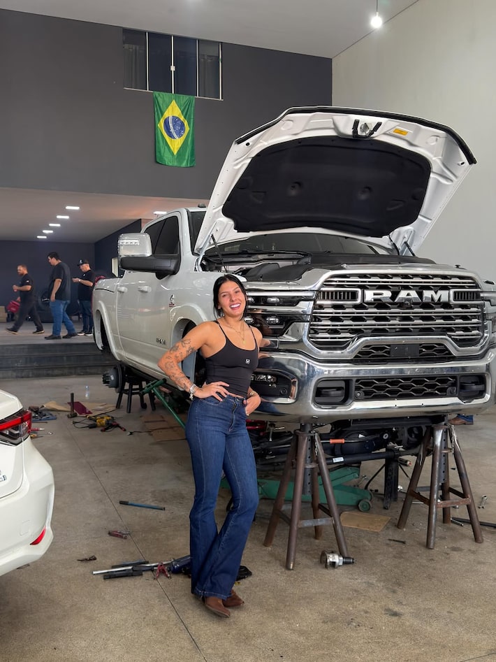 Ana Castela percorre cerca de mil quilômetros de Ram para personalizar caminhonete em Goiás Foto: @anacastelacantora via Instagram