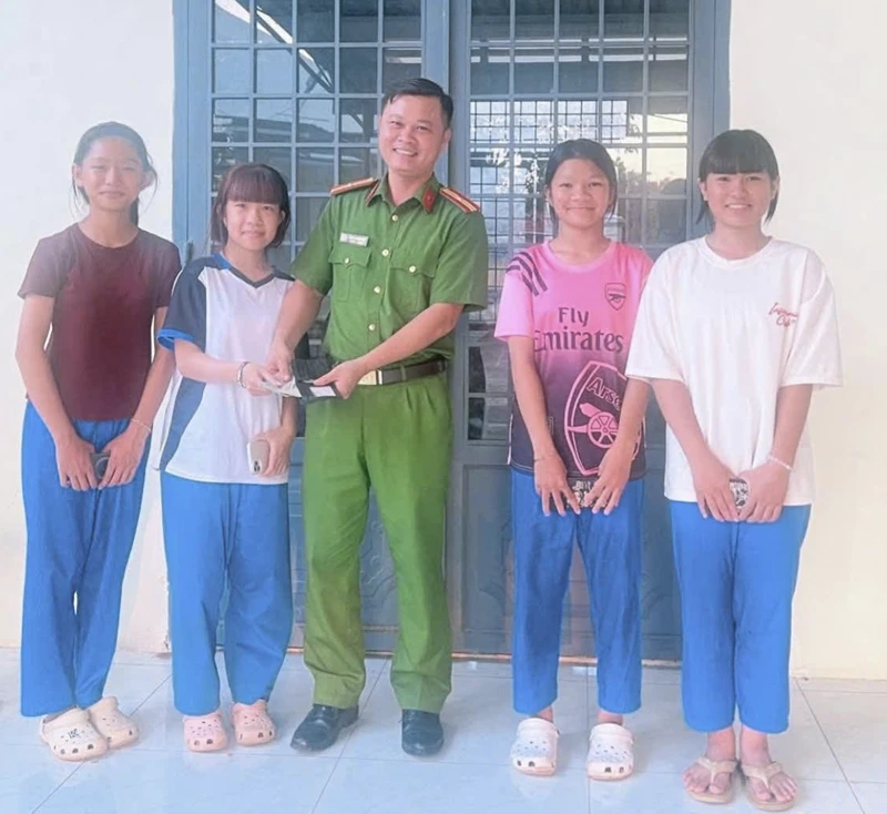 4 nữ sinh THCS ở Đồng Nai trả lại hơn 7 triệu đồng cho người đánh rơi