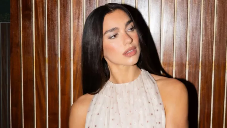 Το floral μανικιούρ της Dua Lipa είναι η πιο cool ιδέα για όσες