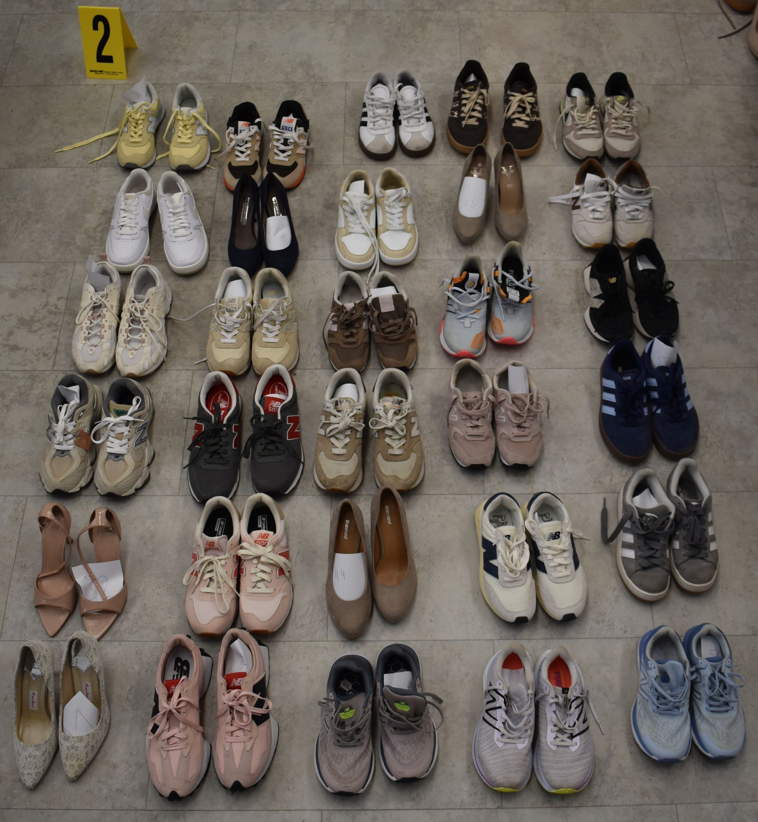Mann stahl 170 Paar Frauenschuhe – Opfer gesucht