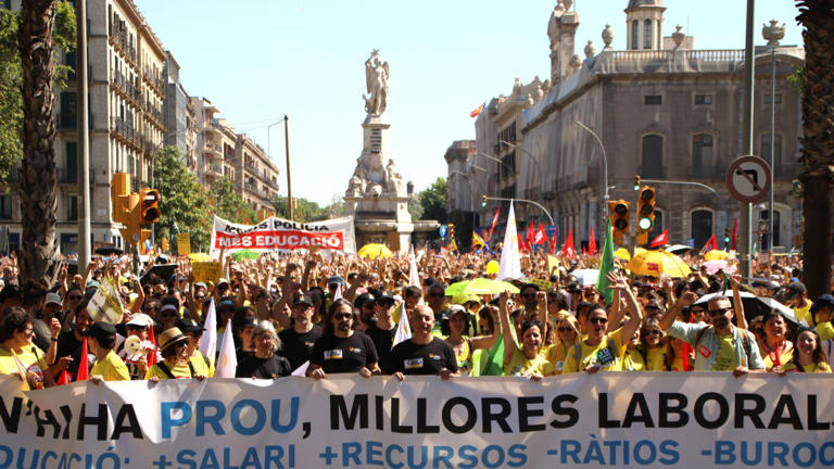 Decenas de miles de docentes catalanes se manifiestan en una nueva ...