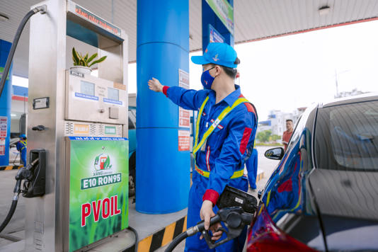 Nhân viên tại một cửa hàng xăng dầu đang bơm nhiên liệu cho khách. Ảnh: PVOIL